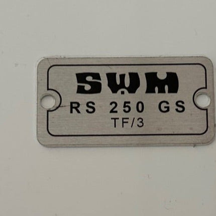 Plaque signalétique moteur SWM 24x46 mm - TF3 250 - MotoTT Vintage