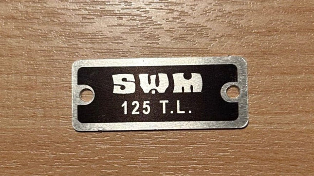 Plaque signalétique SWM 18.5x44.5 - Noir - 125 TL - MotoTT Vintage
